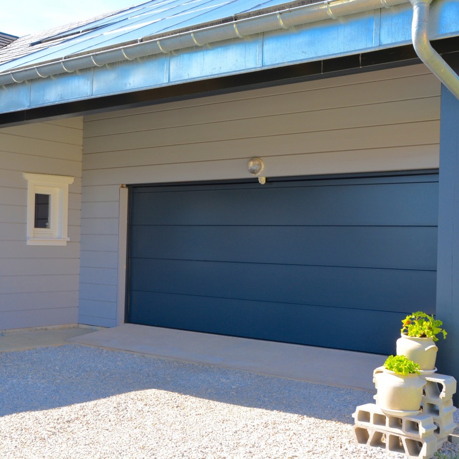 Joint bas de seuil de porte de garage sectionnelle avec portillon