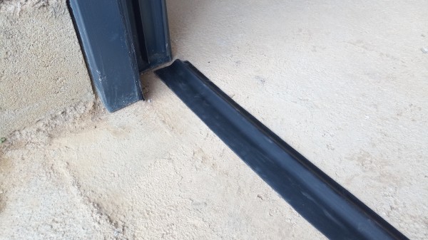 Comment installer un bas de porte 