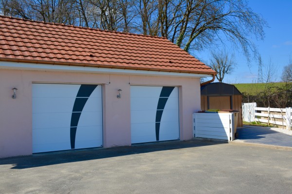 Deux portes de garage avec décors 