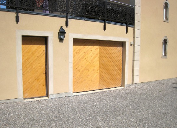 porte de service et porte basculante bois Cadrea